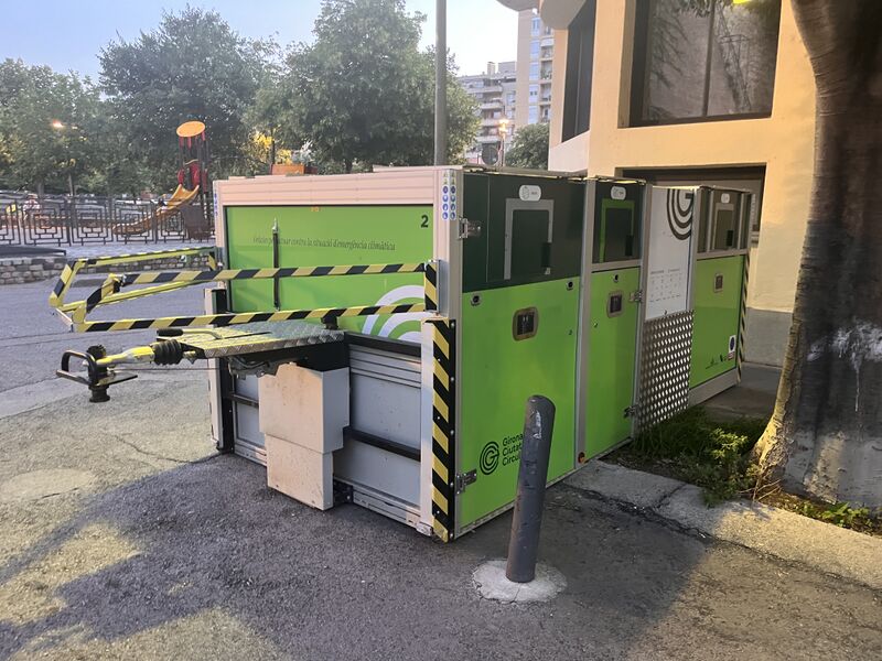 File:2025-08-03 21-14-19 barri-vell-contenidor.JPG