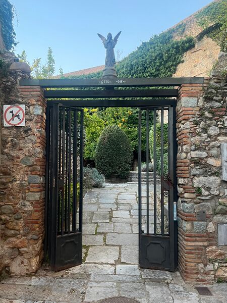 File:2026-02-26 18-34-11 jardi-de-langel-entrance.jpg