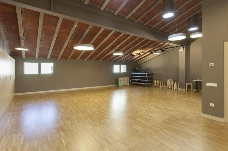 File:Centre-civic-barri-vell top-room.jpg