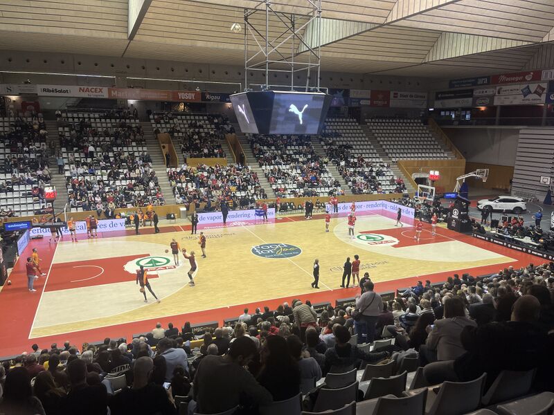 File:2026-01-14 19-08-03 warmup-of-basquet-girona-game-at Pavelló Girona-Fontajau.JPG