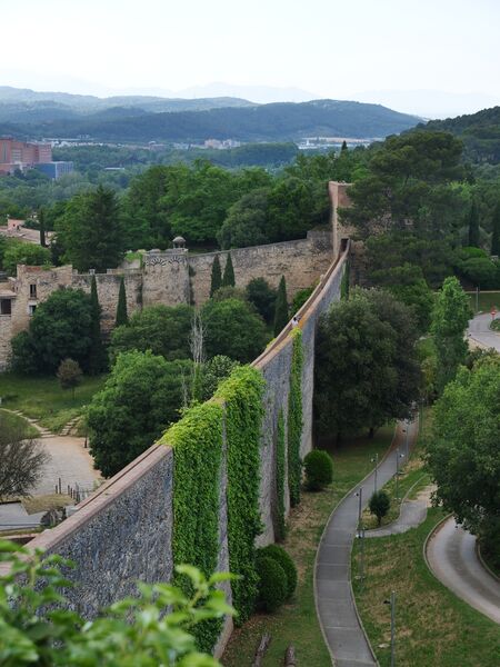 File:2025-05-31 17-55-36 la-muralla-de-girona.JPG